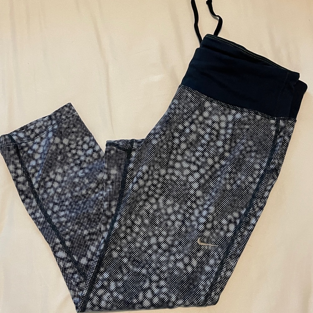 Nike Dri-fit Capri | Navy & White print | Size M
